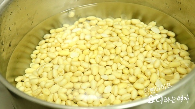 Boil the soybeans for meju — step photo 1