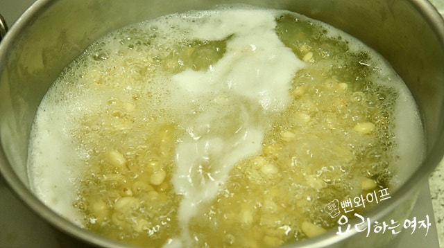 Boil the soybeans for meju — step photo 2