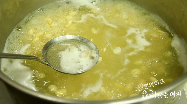Boil the soybeans for meju — step photo 1