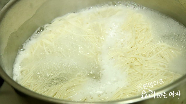 Boil the thin wheat noodles — step photo 1