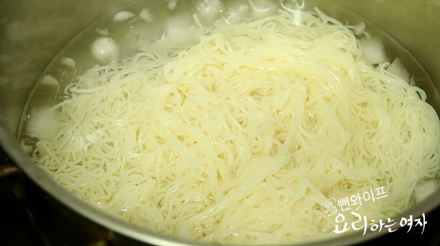 Boil the thin wheat noodles — step photo 2