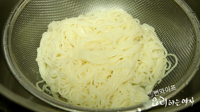 Boil the thin wheat noodles — step photo 3