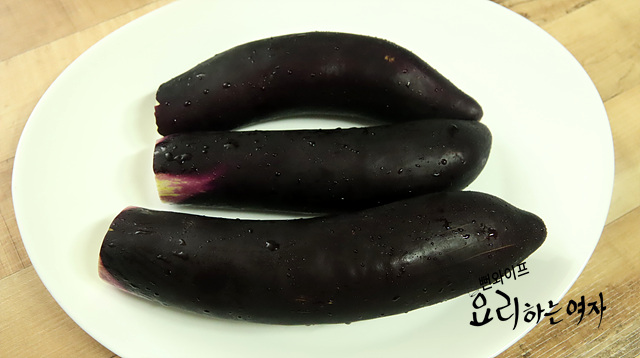 Prepare the eggplant and seasoning — step photo