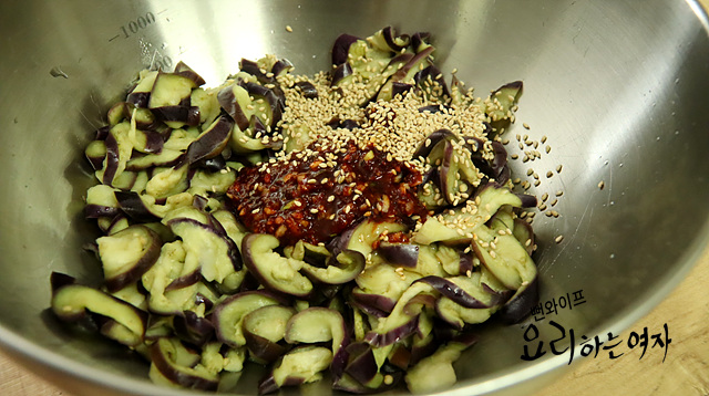 Toss with seasoning — step photo 1
