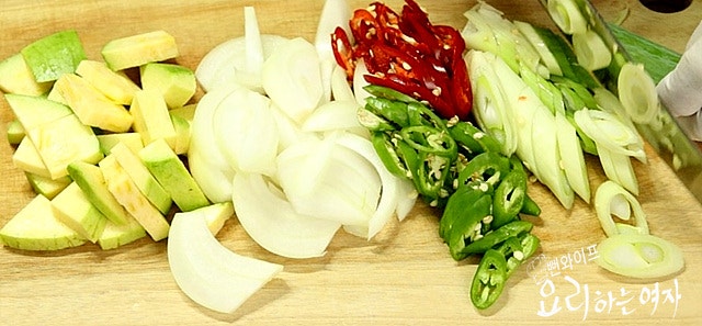 Cut the vegetables and soak the glass noodles — step photo 1
