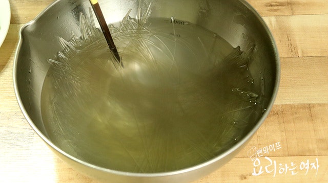 Cut the vegetables and soak the glass noodles — step photo 2