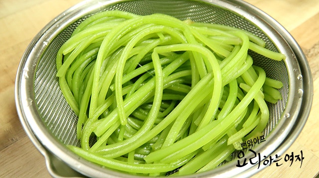Blanch the sweet potato stems — step photo 2