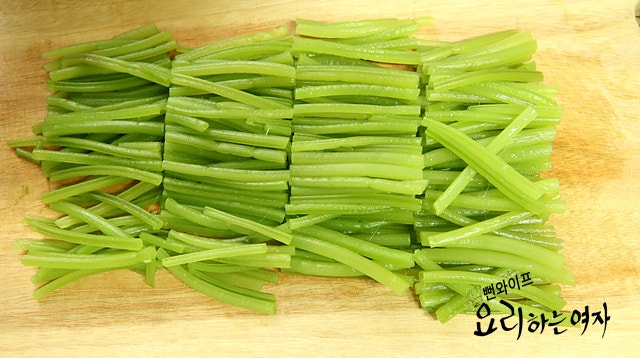 Blanch the sweet potato stems — step photo 3