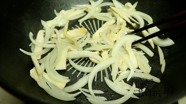 Stir-fry the ingredients — step photo 1