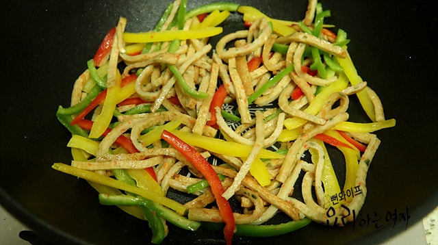 Stir-fry the ingredients — step photo 2
