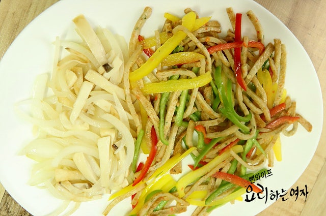 Stir-fry the ingredients — step photo 3