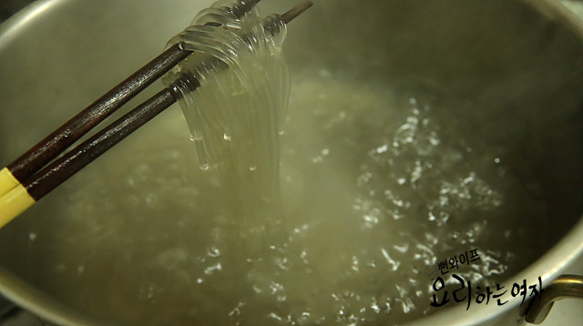Boil the glass noodles — step photo 2