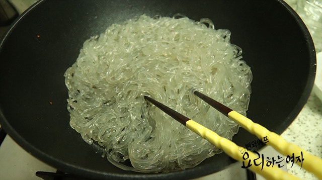 Stir-fry the glass noodles — step photo 1