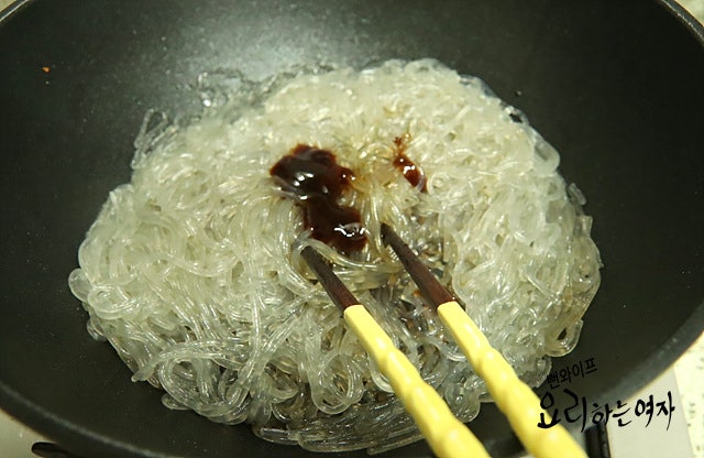 Stir-fry the glass noodles — step photo 2