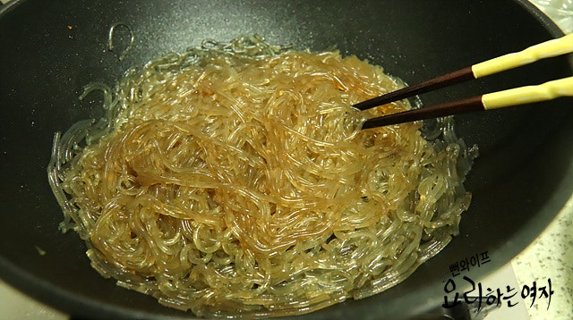 Stir-fry the glass noodles — step photo 3