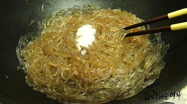 Stir-fry the glass noodles — step photo 4