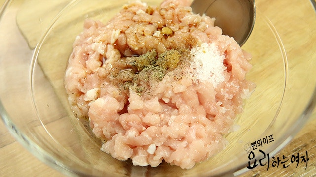 Season the meat and prepare the starch slurry — step photo 1