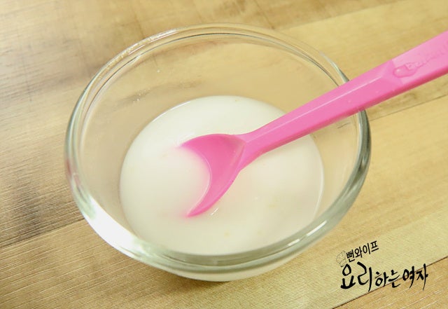 Season the meat and prepare the starch slurry — step photo 2
