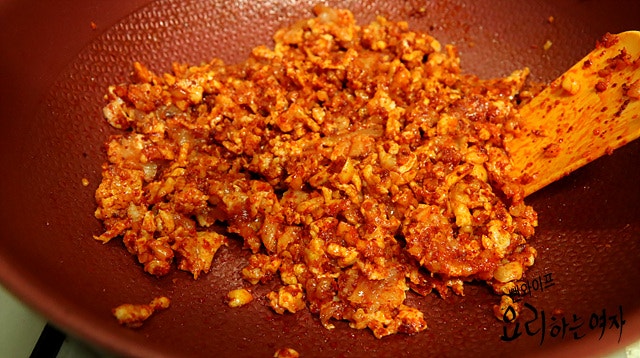 Stir-fry the meat — step photo 2