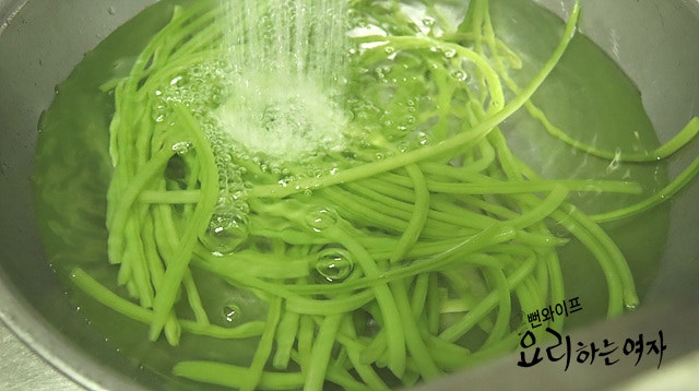 Prepare the sweet potato stems — step photo 2