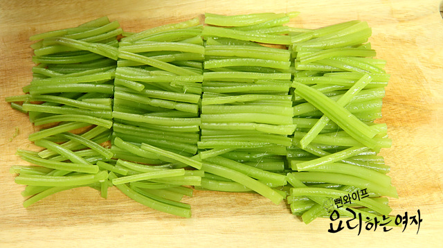 Prepare the sweet potato stems — step photo 3