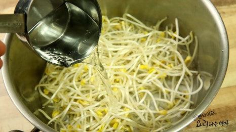 Blanch the soybean sprouts — step photo 1