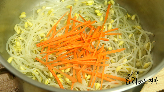 Blanch the soybean sprouts — step photo 1