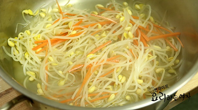 Blanch the soybean sprouts — step photo 2