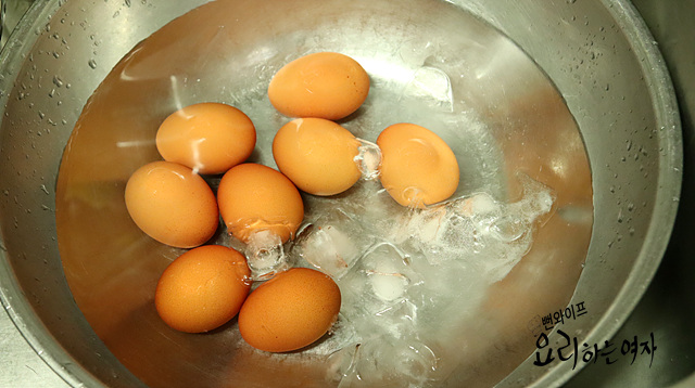 Boil the eggs — step photo 1