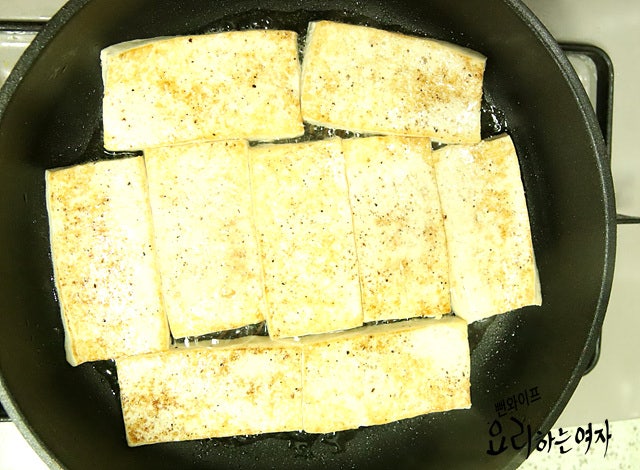 豆腐を焼いてタレで煮詰める — 手順の写真 1
