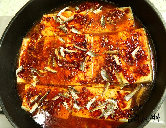 豆腐を焼いてタレで煮詰める — 手順の写真 2