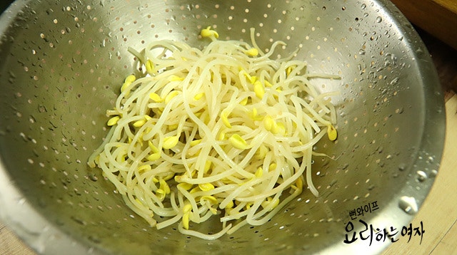 Blanch the soybean sprouts — step photo 2
