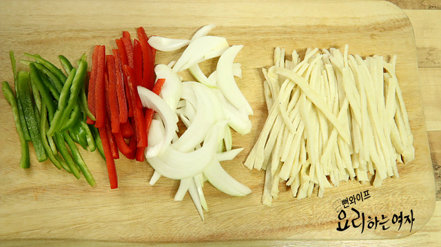 Slice and stir-fry the fish cake and vegetables — step photo 1
