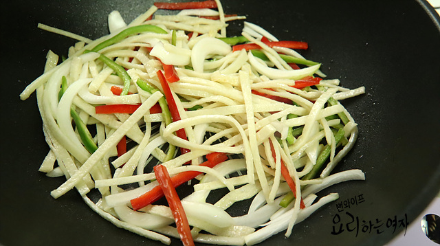 Slice and stir-fry the fish cake and vegetables — step photo 2