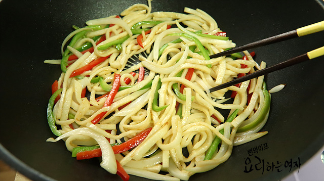 Slice and stir-fry the fish cake and vegetables — step photo 1