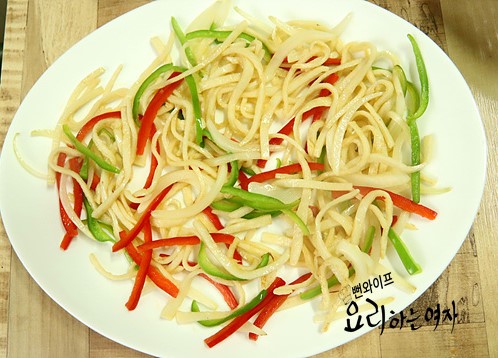 Slice and stir-fry the fish cake and vegetables — step photo 2