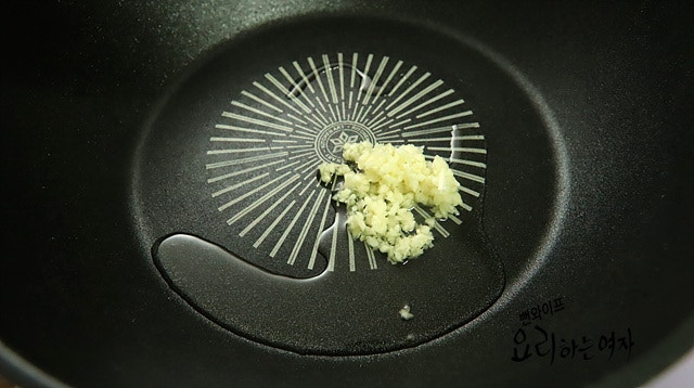 Stir-fry the glass noodles — step photo 1