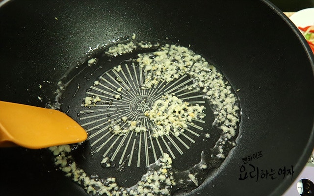Stir-fry the glass noodles — step photo 2