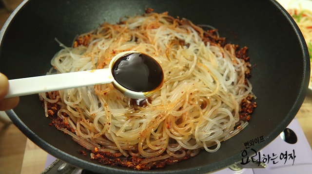 Stir-fry the glass noodles — step photo 1