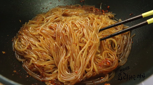 Stir-fry the glass noodles — step photo 2