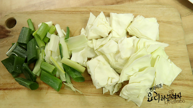 Soak the rice cakes and chop the ingredients — step photo 3