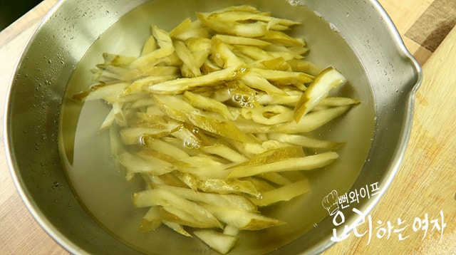 Remove salt and squeeze out liquid — step photo 1