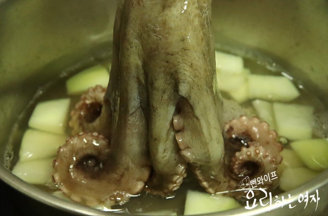 How to boil the octopus — step photo 3