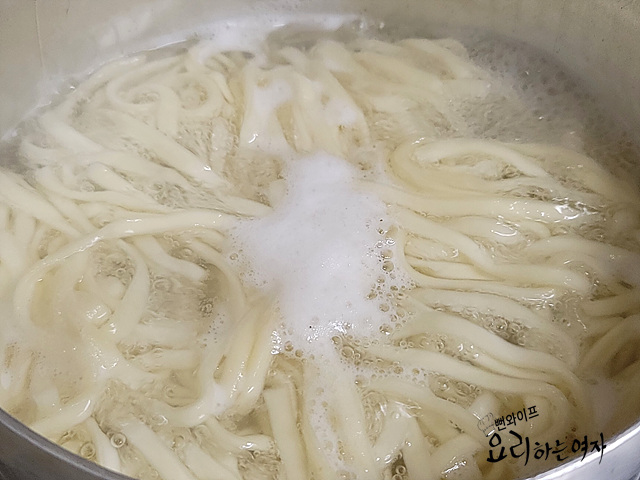 Boil the noodles — step photo 1