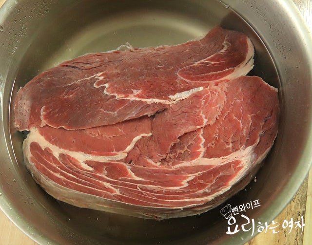 牛すね肉(アロンサテ)をゆでる — 手順の写真 1