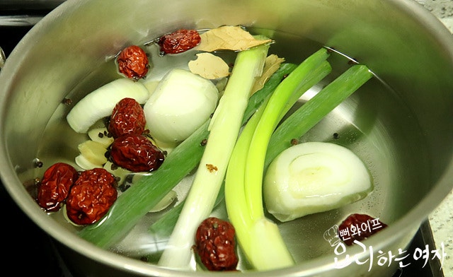 牛すね肉(アロンサテ)をゆでる — 手順の写真 3