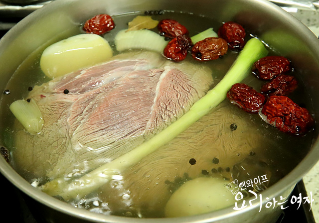 牛すね肉(アロンサテ)をゆでる — 手順の写真 2