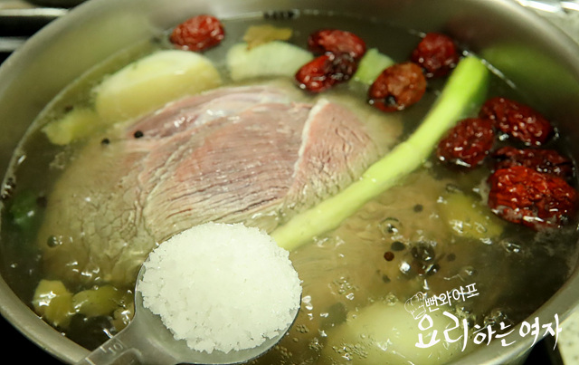 牛すね肉(アロンサテ)をゆでる — 手順の写真 3