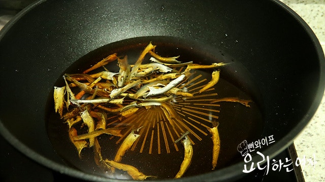 煮干しを入れて煮る — 手順の写真 1