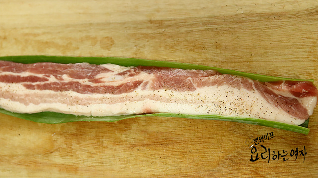 豚バラ肉を長ねぎで包む — 手順の写真 2